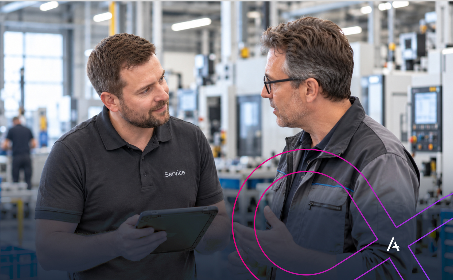 Servicemitarbeiter und produktionsverantwortlicher Mitarbeiter im Gespräch in einer Produktionshalle. Der Servicemitarbeiter hält ein Tablet in der Hand, hört aufmerksam zu und erhält im Austausch Informationen zum Maschinenumfeld.