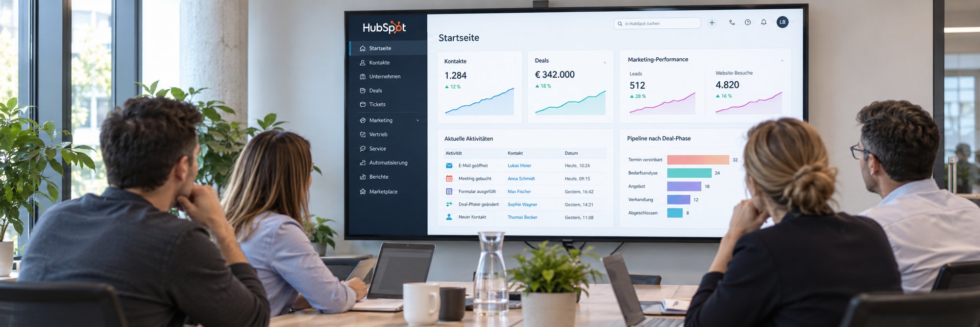 Modernes Bürotreffen mit HubSpot-Dashboard