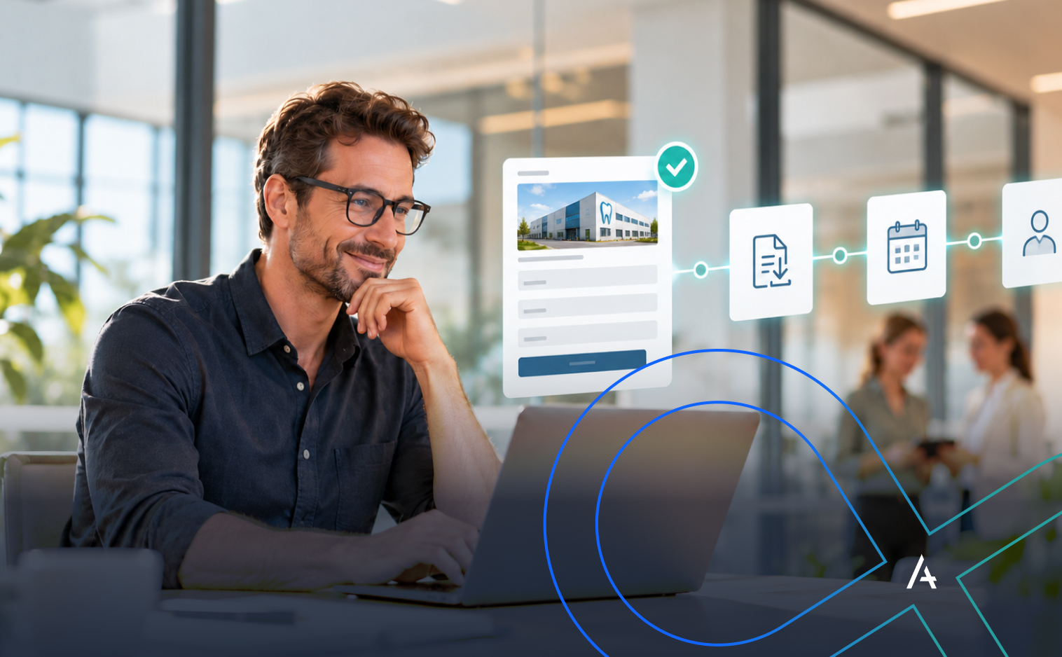 Potenzieller Vertriebspartner am Laptop in einem Büro. Eine digitale Prozessdarstellung zeigt ein Anfrageformular mit Industriegebäude und automatisierte Schritte bis zum persönlichen Kontakt.