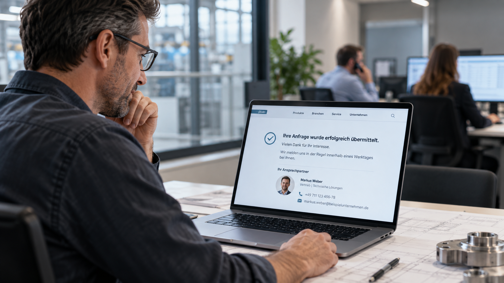 Technischer Entscheider in einem Industrieunternehmen erhält am Laptop die Bestätigung seiner Produktanfrage mit persönlichem Ansprechpartner.